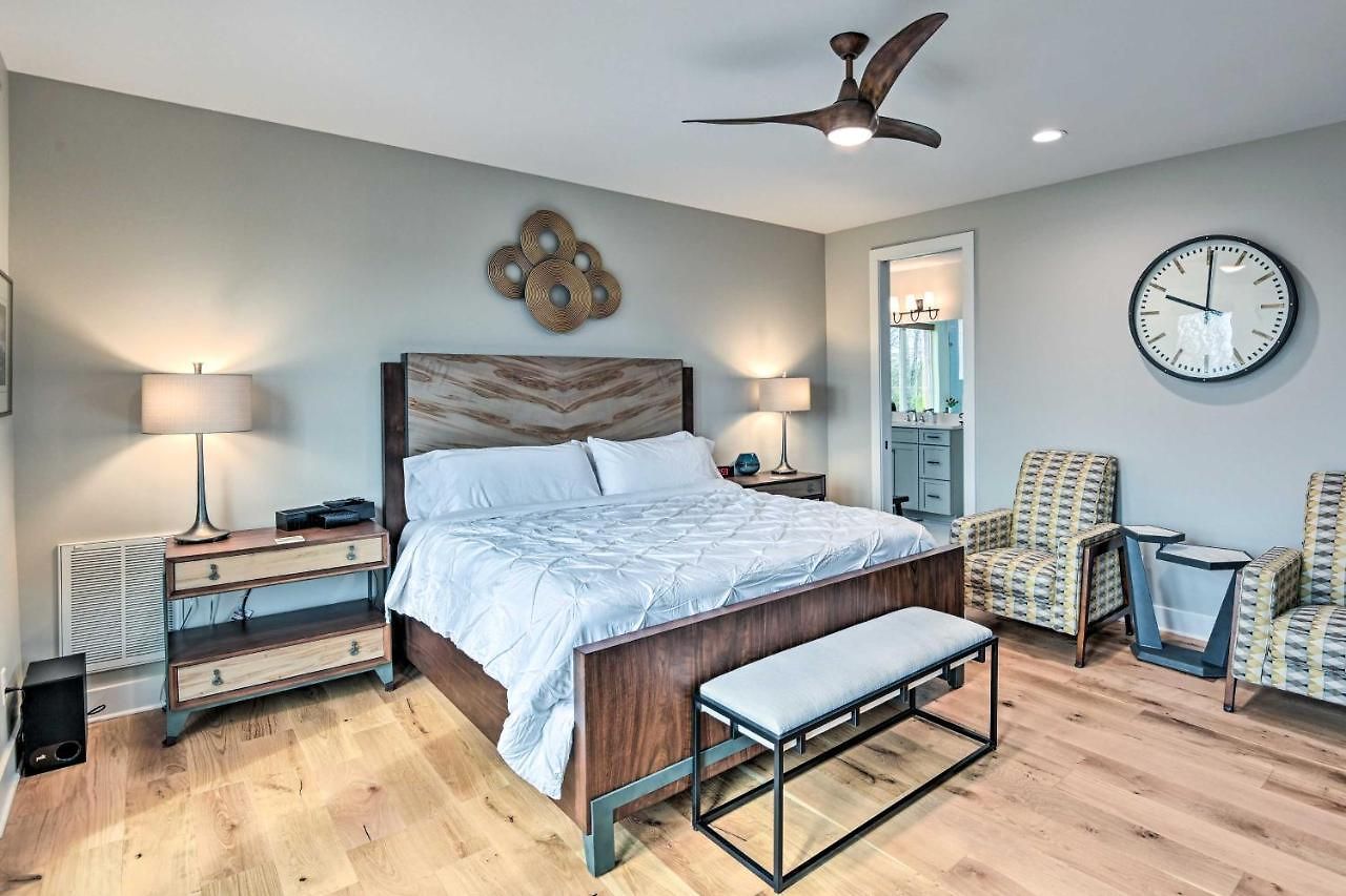 Holiday home Beautiful Near Downtown W/ Hot Tub!