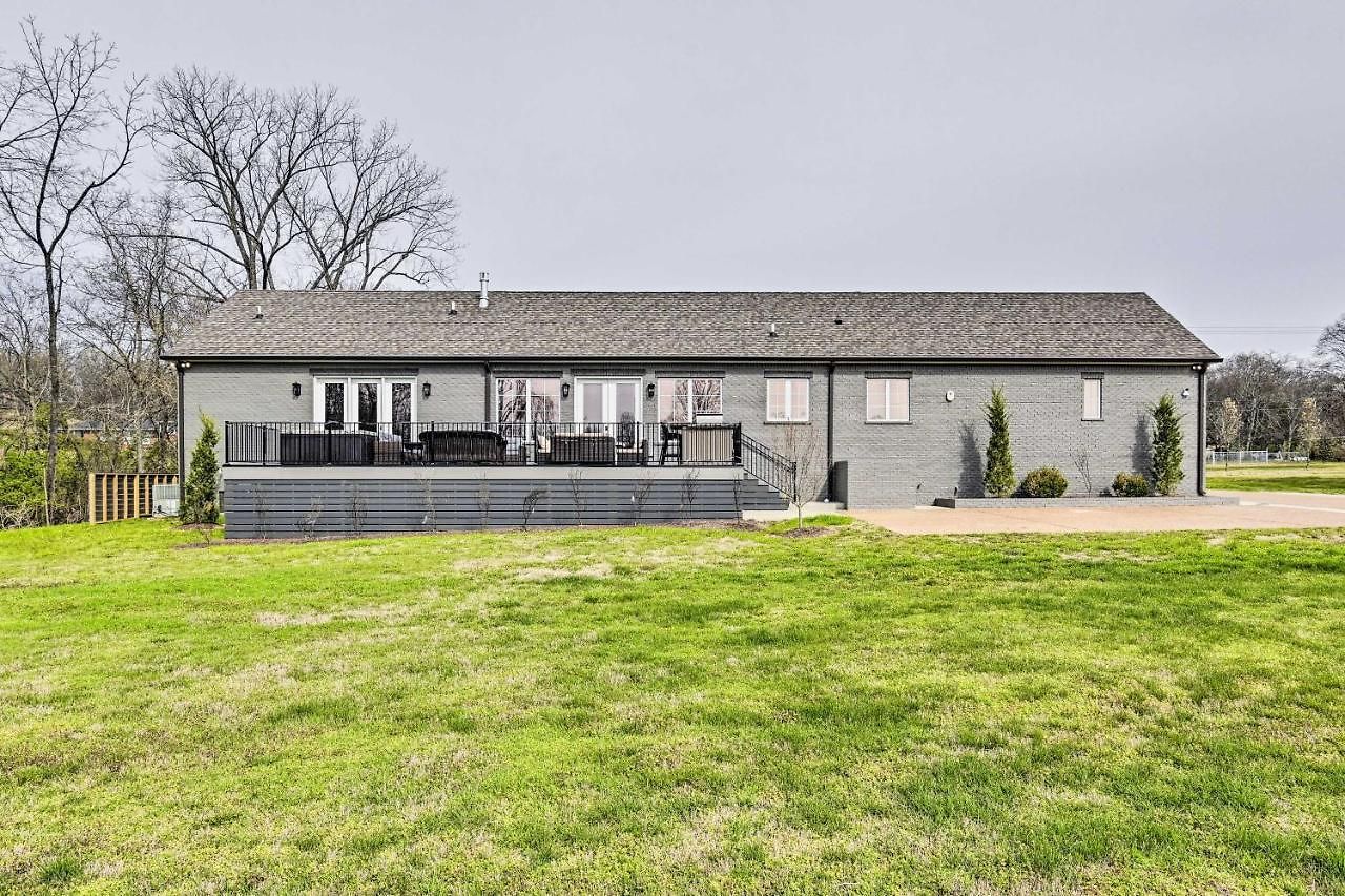 Holiday home Beautiful Near Downtown W/ Hot Tub!