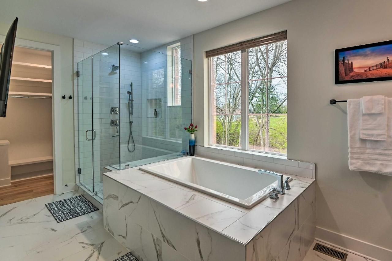 Holiday home Beautiful Near Downtown W/ Hot Tub! *