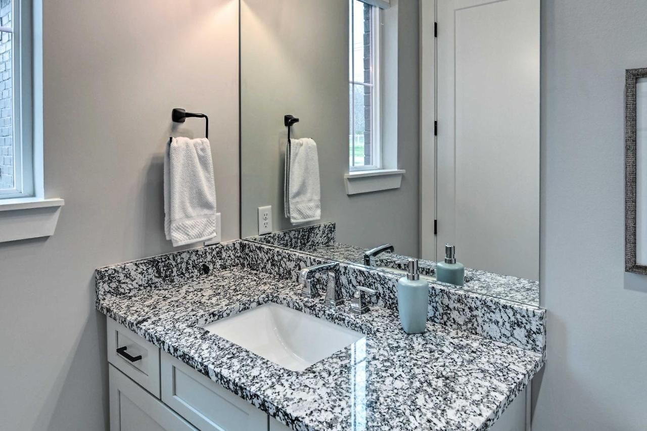 Beautiful Near Downtown W/ Hot Tub!