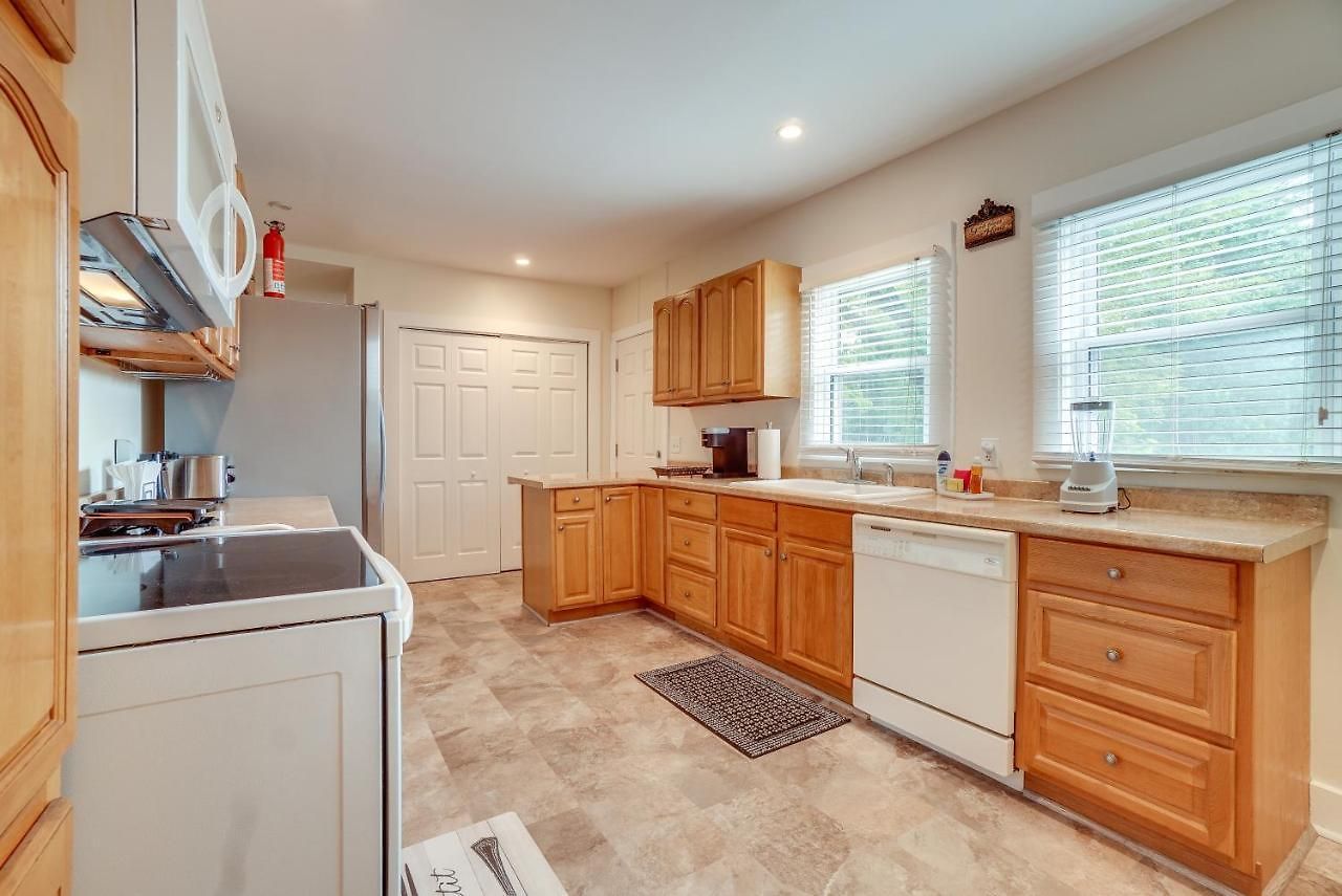 Quiet Old Hickory W/ Deck Holiday home