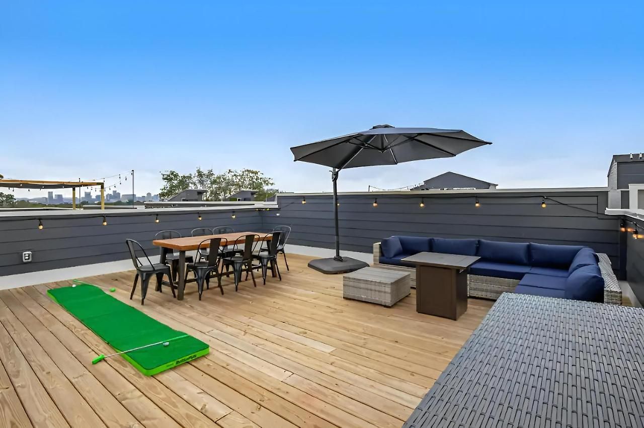 Rooftop Skyline View - Karaoke Stage - 4 Bedroom
