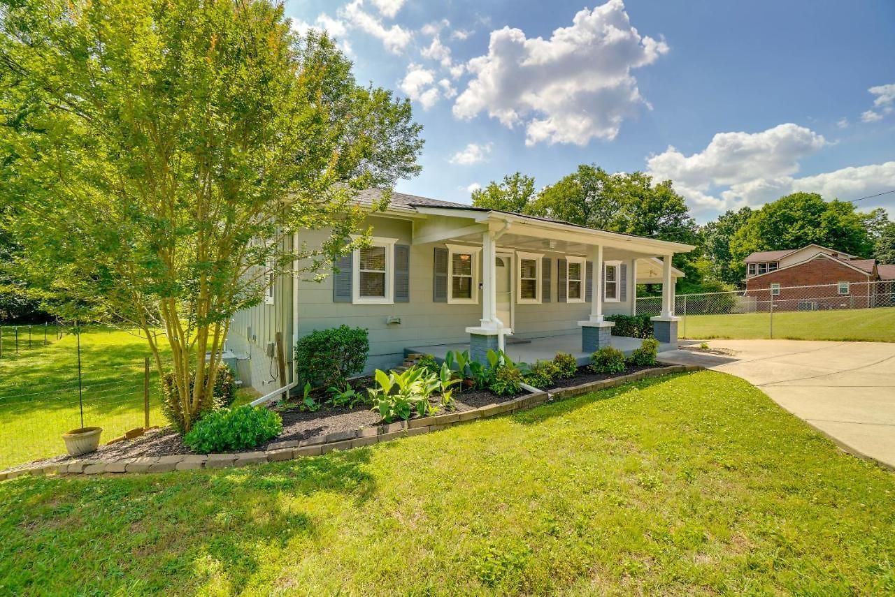 Quiet Old Hickory W/ Deck Holiday home