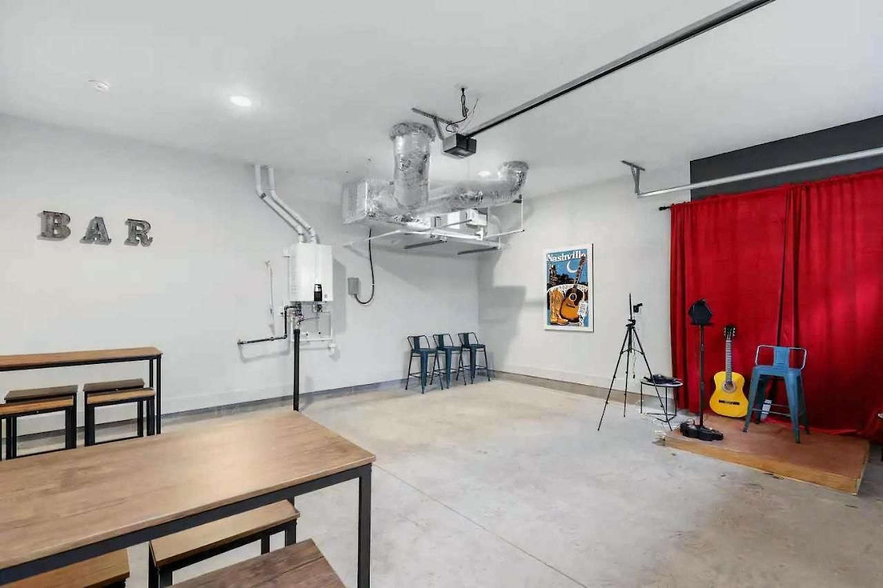 Rooftop Skyline View - Karaoke Stage - 4 Bedroom *