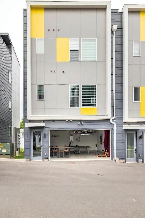 Rooftop Skyline View - Karaoke Stage - 4 Bedroom Holiday home Nashville