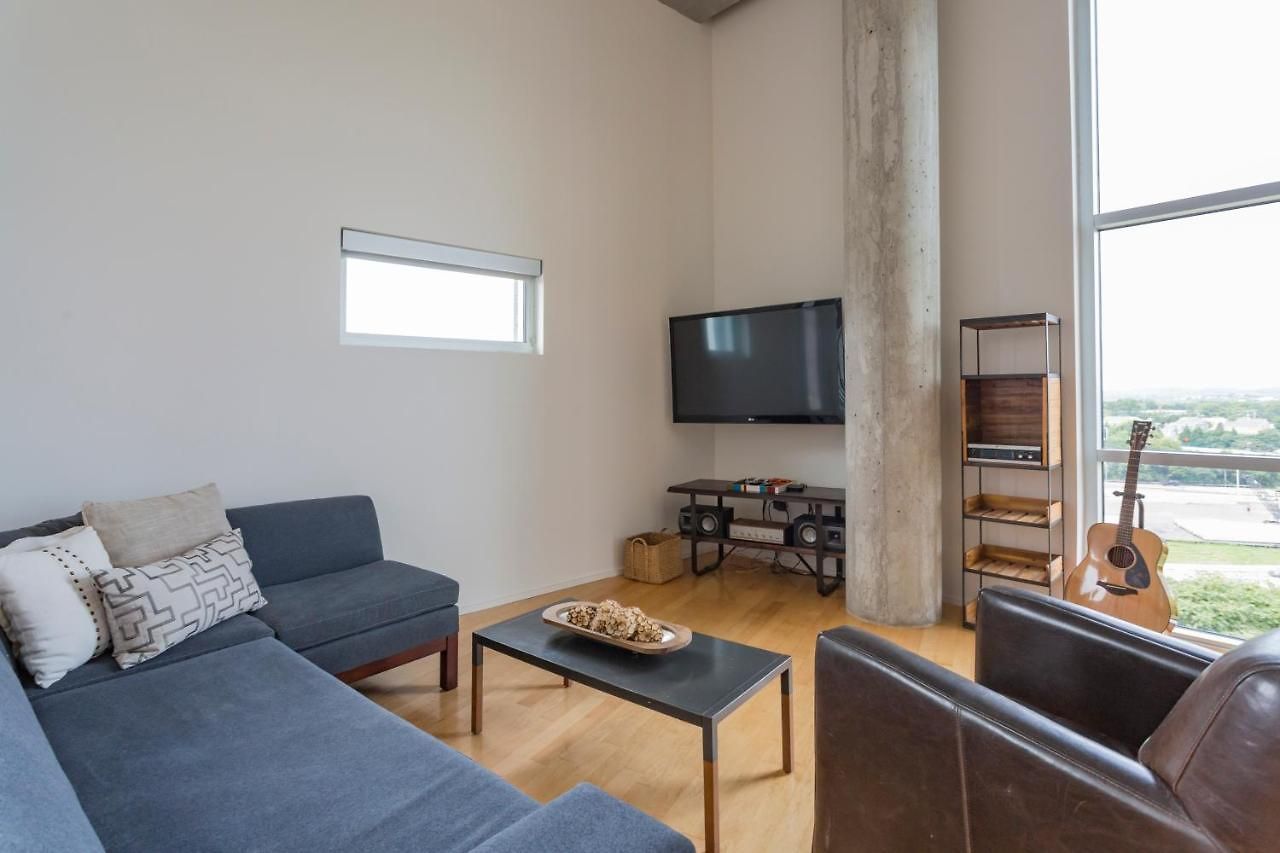 Luxe Two Bedroom Penthouse With Skyline Views, Internet, Gym Holiday home