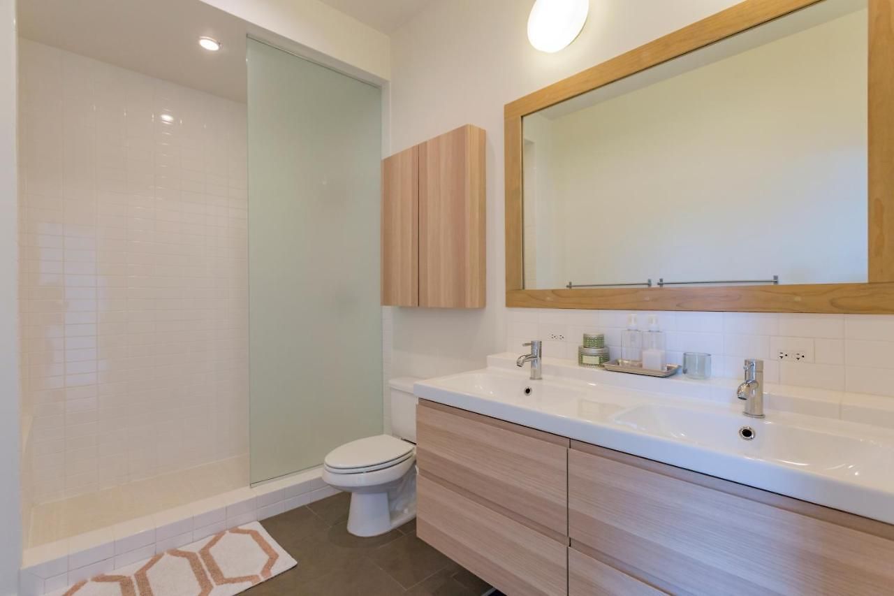 Luxe Two Bedroom Penthouse With Skyline Views, Internet, Gym *