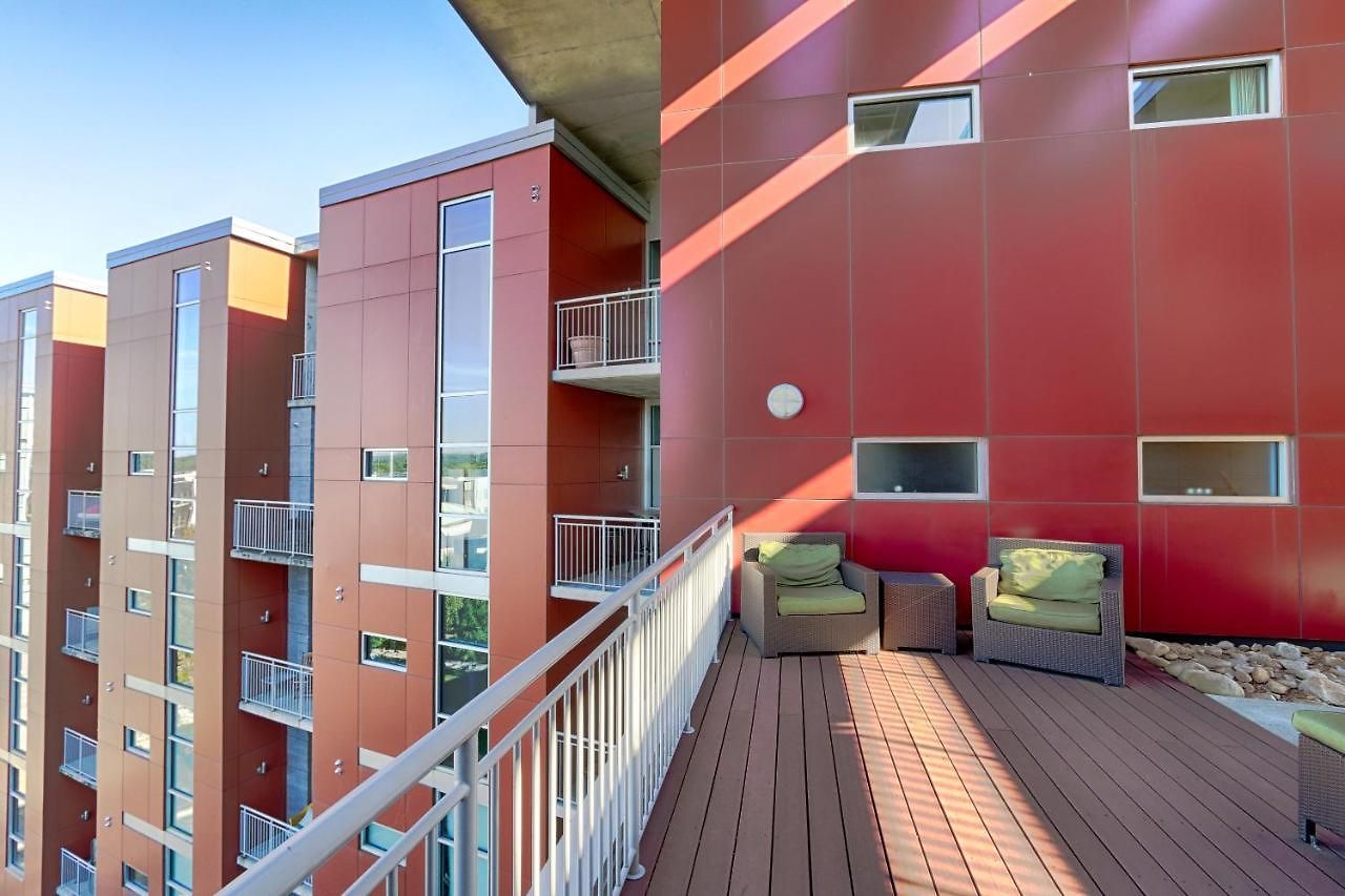 Holiday home Luxe Two Bedroom Penthouse With Skyline Views, Internet, Gym *