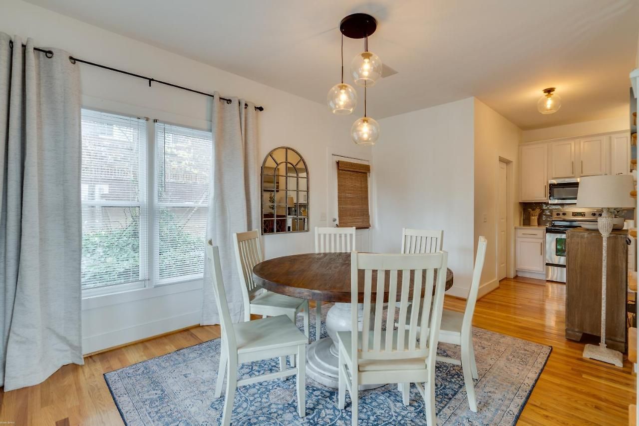 Skyline Views From Shelby With Wifi, Fully Furnished, Pet Friendly & In Unit Laundry Holiday home *