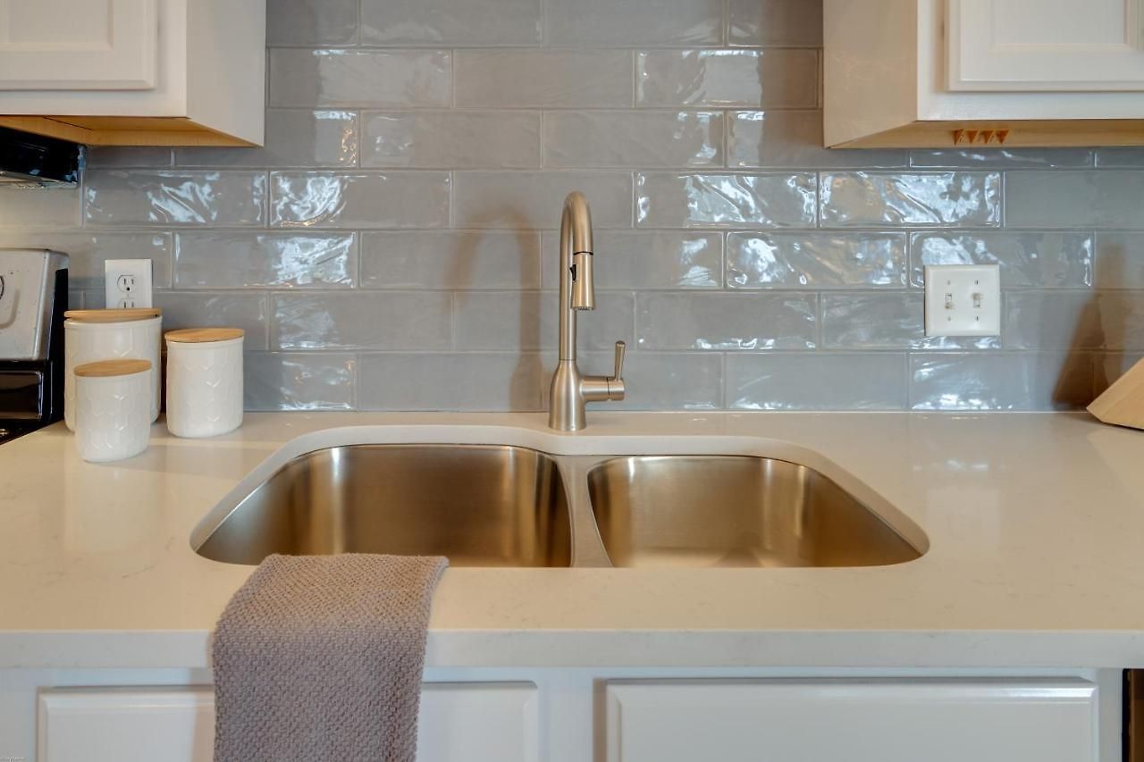 Skyline Views From Shelby With Wifi, Fully Furnished, Pet Friendly & In Unit Laundry Holiday home *