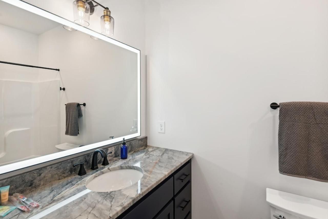 Vacation Near Bridgestone Arena! Apartment Nashville