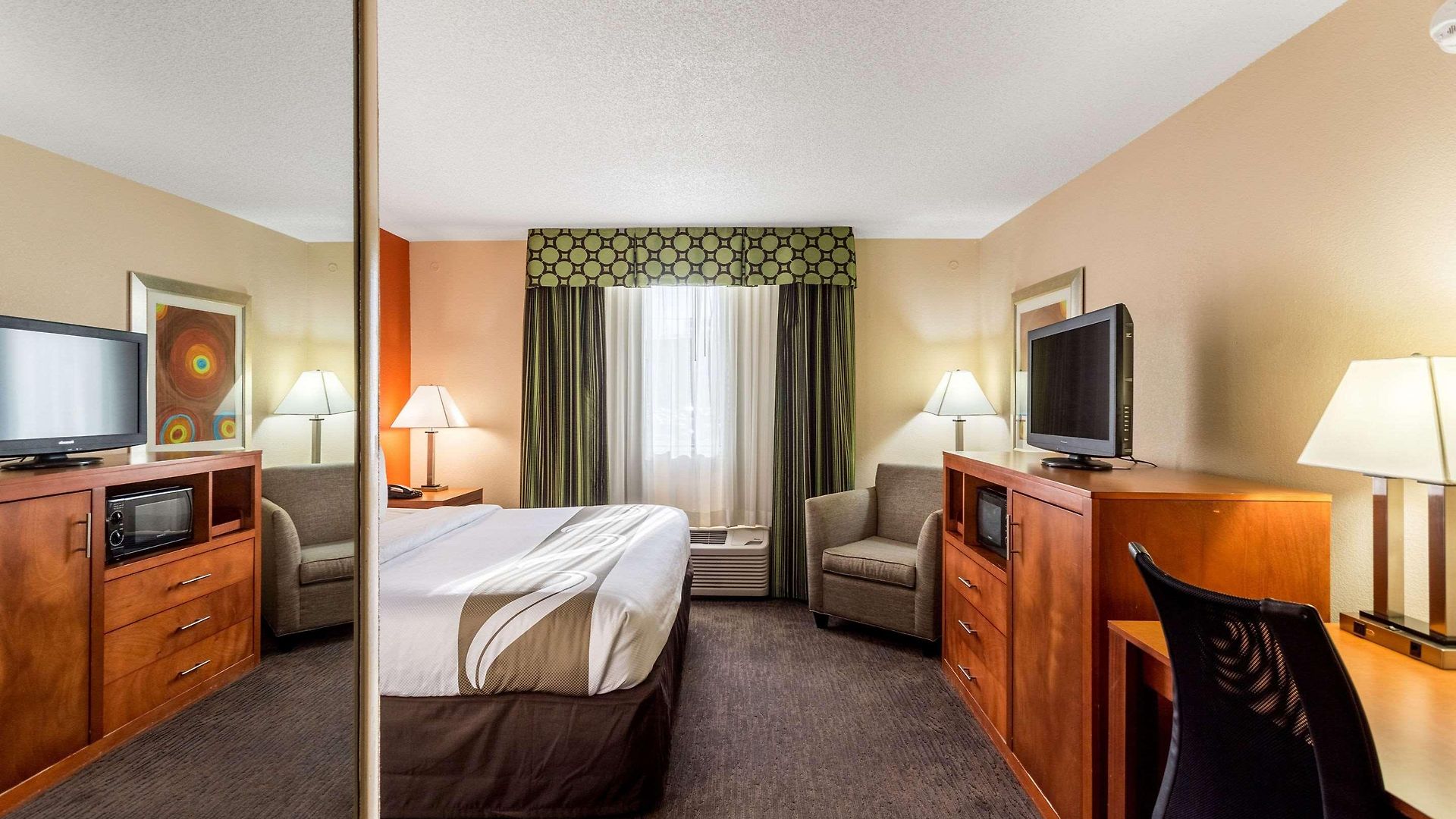 Hotel Comfort & Downtown - Stadium 4*