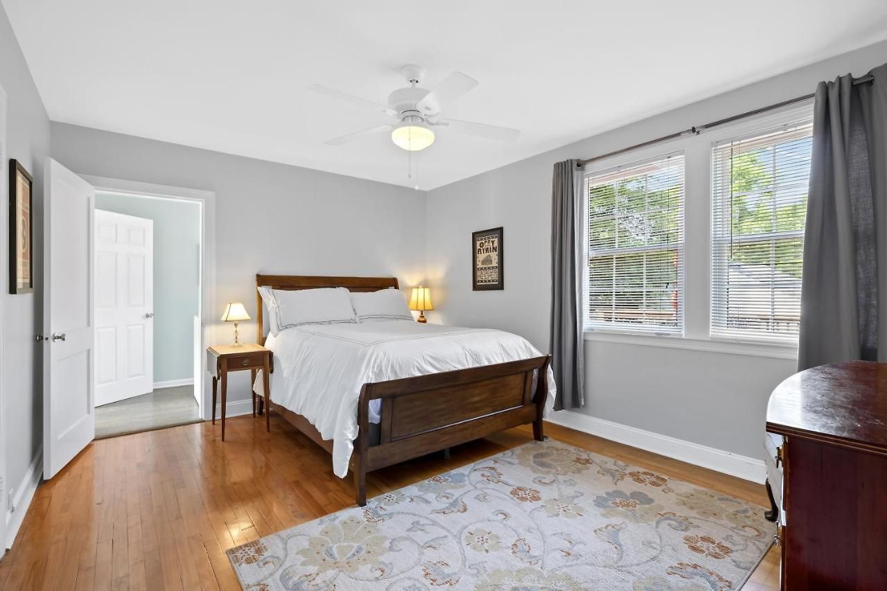 Inglewood East - Large Yard & Private Deck - Free Parking Holiday home