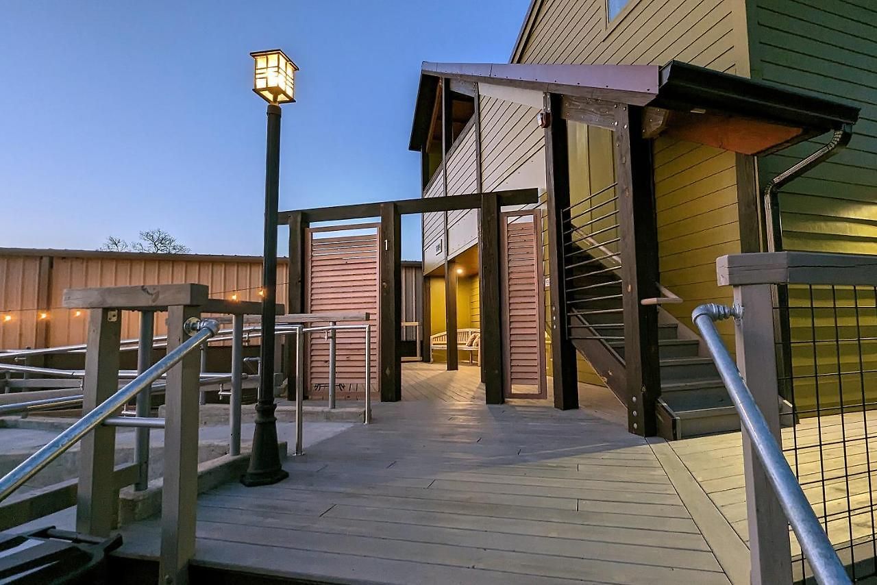 Westwood Shed In By Geodis Vanderbilt Belmont, 1 Accessible Apartment