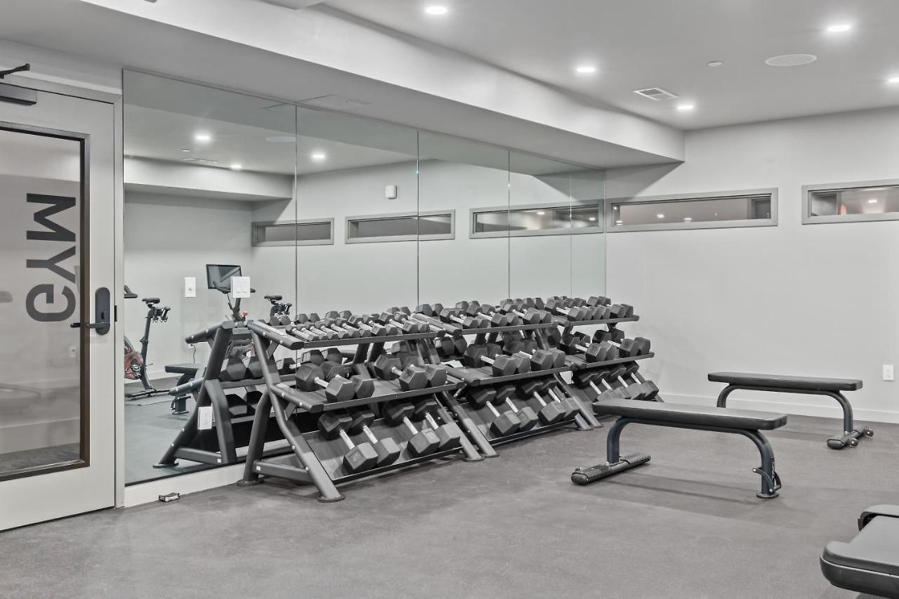 Apartment Downtown Pool, Gym + Skyline Views Walk To Bridgestone *