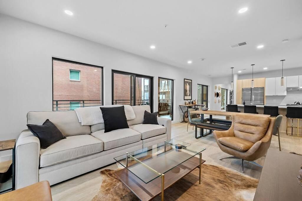 Downtown Pool, Gym + Skyline Views Walk To Bridgestone Apartment *