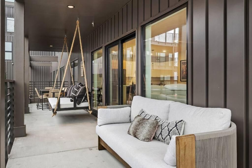 Downtown Pool, Gym + Skyline Views Walk To Bridgestone Apartment Nashville