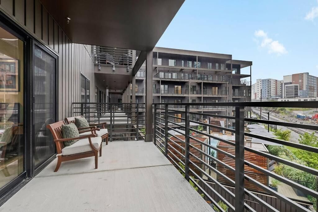 Downtown Pool, Gym + Skyline Views Walk To Bridgestone Nashville