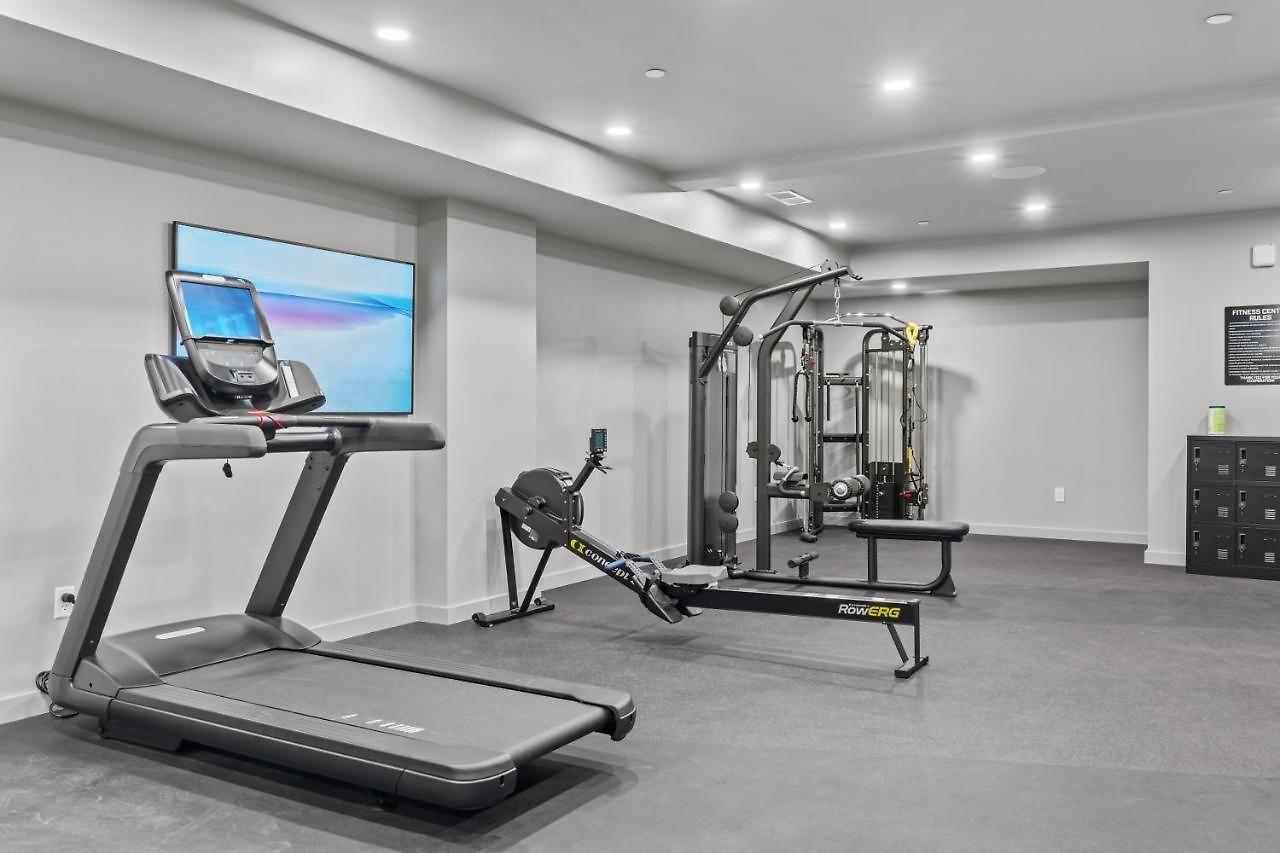 Downtown Pool, Gym + Skyline Views Walk To Bridgestone Apartment