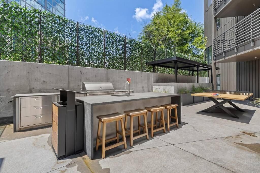 Downtown Pool, Gym + Skyline Views Walk To Bridgestone * Nashville