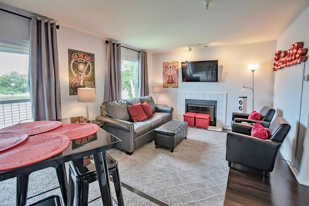 New Listing! Gorgeous Downtown Walk To On The River #3 4* Nashville
