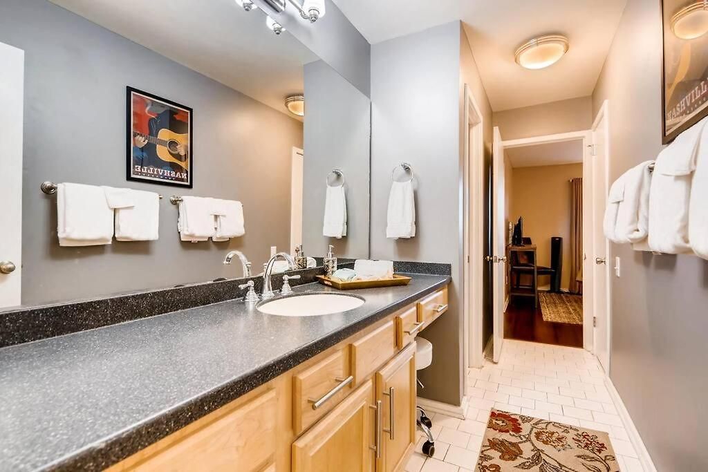 New Listing! Gorgeous Downtown Walk To On The River #3 4* Nashville