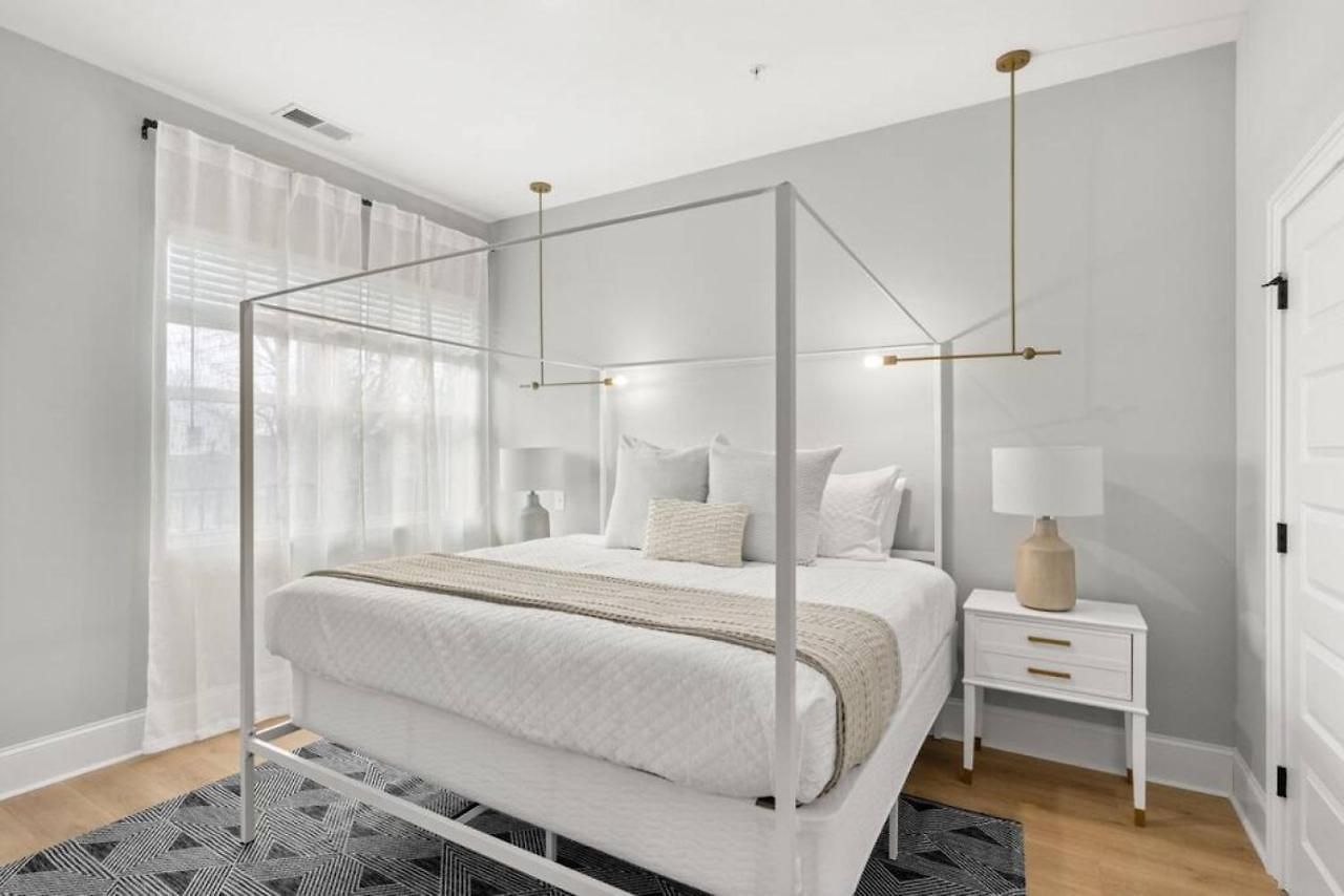 Apartment Trendy Spacious Condo, Walk To Coffee And Restaurants *