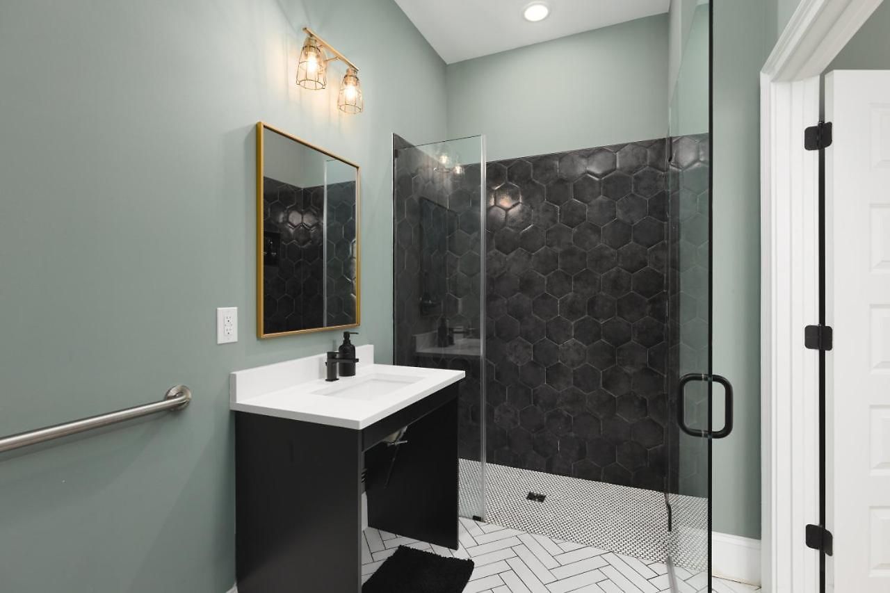 Trendy Spacious Condo, Walk To Coffee And Restaurants Apartment *