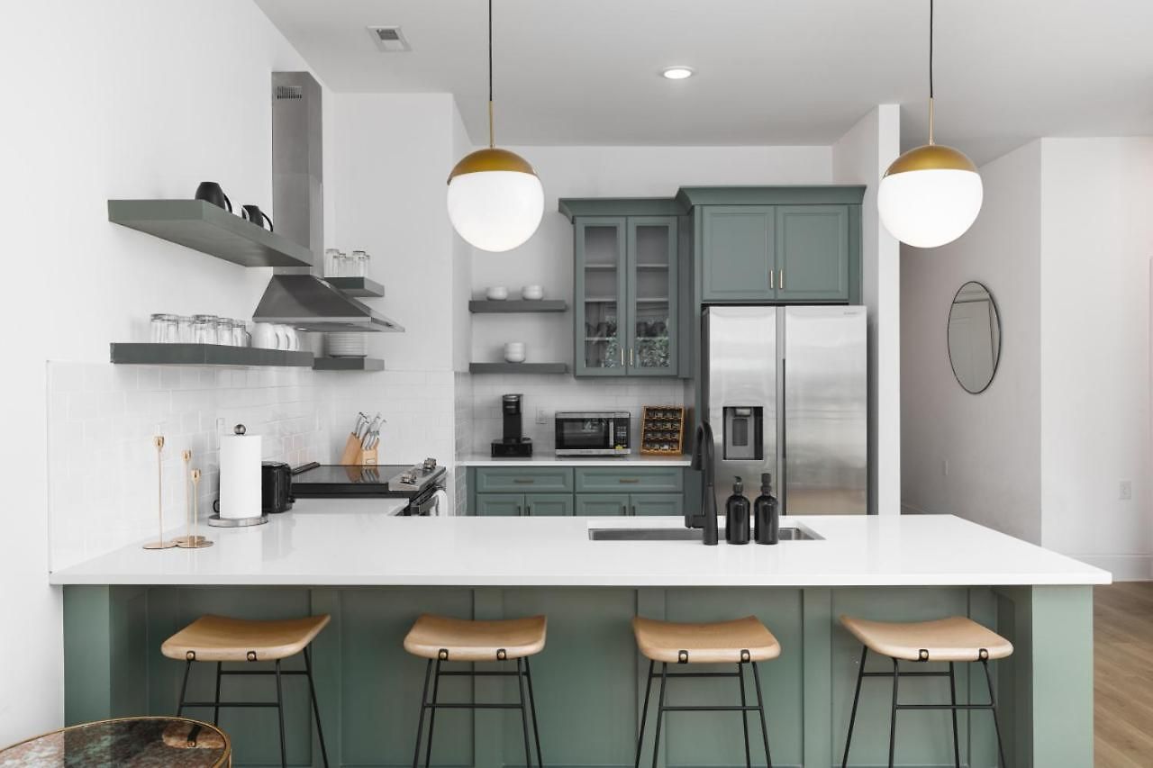 Trendy Spacious Condo, Walk To Coffee And Restaurants