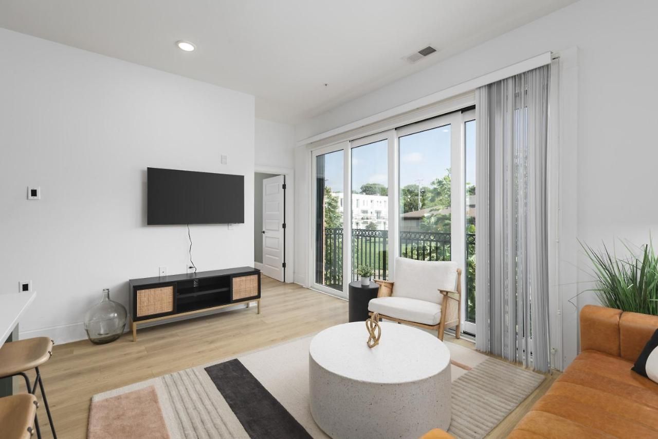 Apartment Trendy Spacious Condo, Walk To Coffee And Restaurants