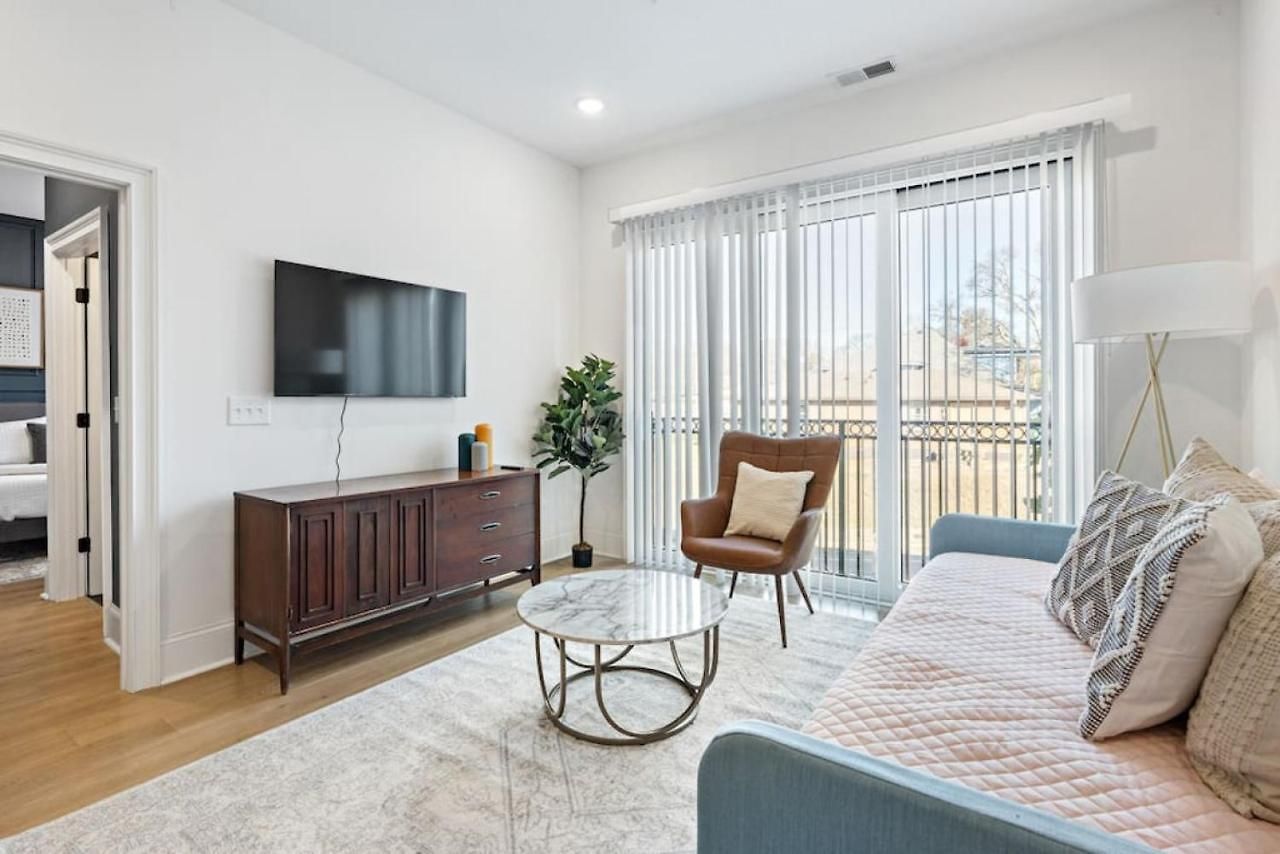 Modern East 3 Miles To Downtown Apartment