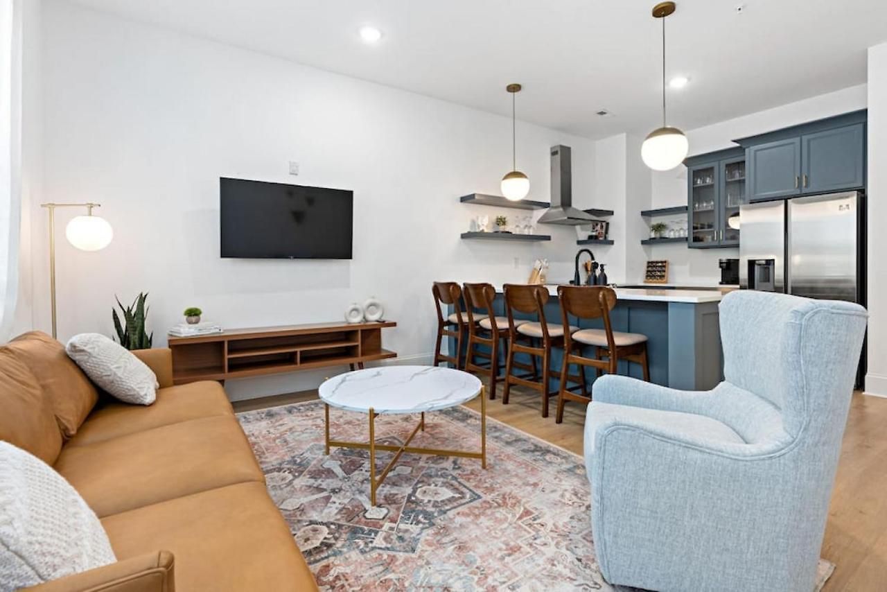Apartment Chic East With Free Parking 3 Mi To Broadway