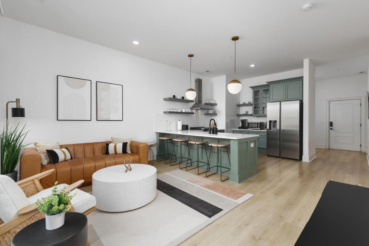 Trendy Spacious Condo, Walk To Coffee And Restaurants