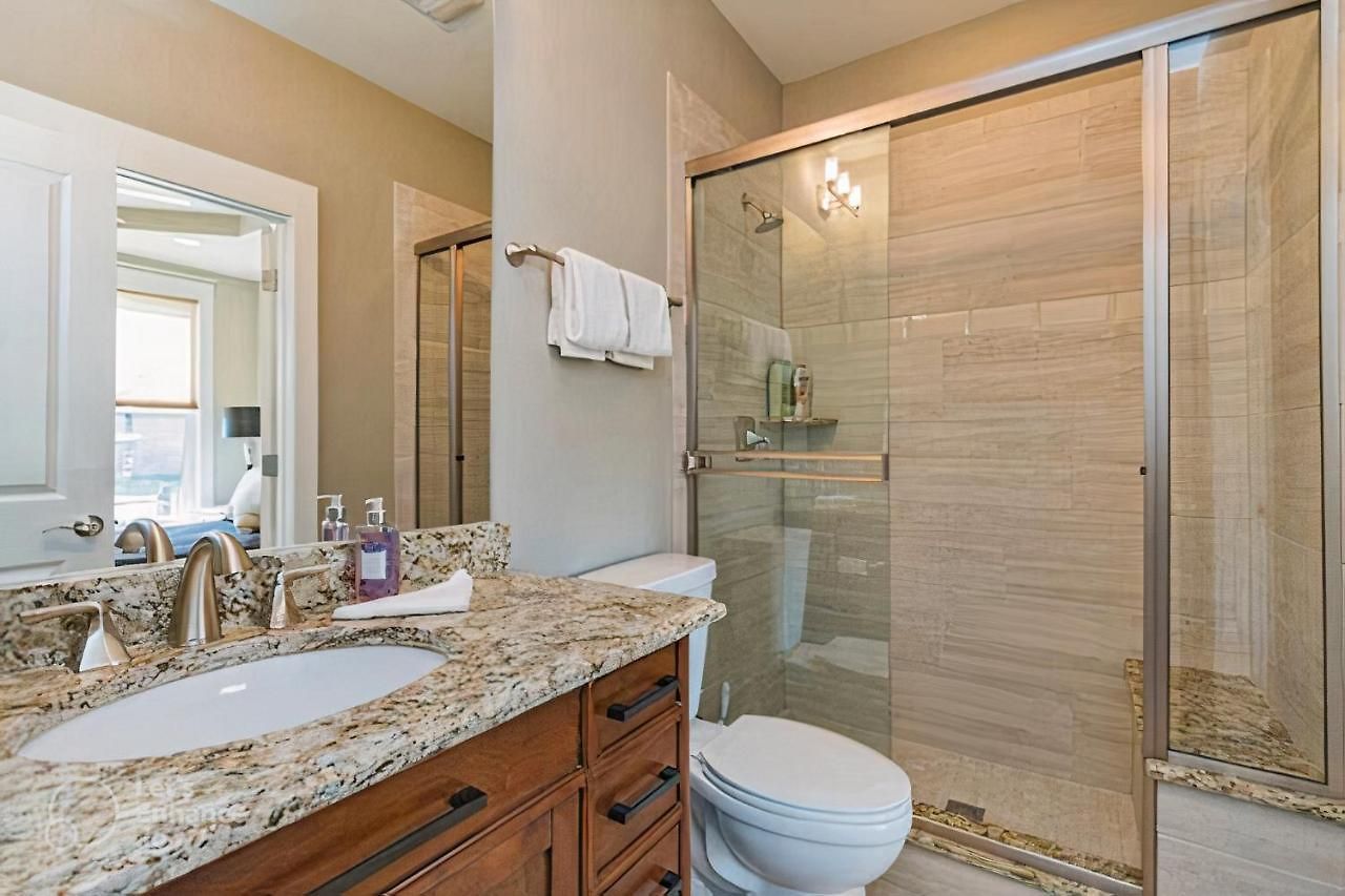 Glitz & Guitars I Stylish 3br With Rooftop Hot Tub In East