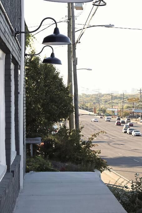 Inviting 1 Bedroom 10 Mins To Nash Hotel Nashville