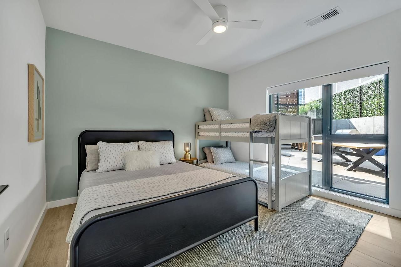 Huge Downtown Corner Unit- Pool-gym-walk 2 Broadway