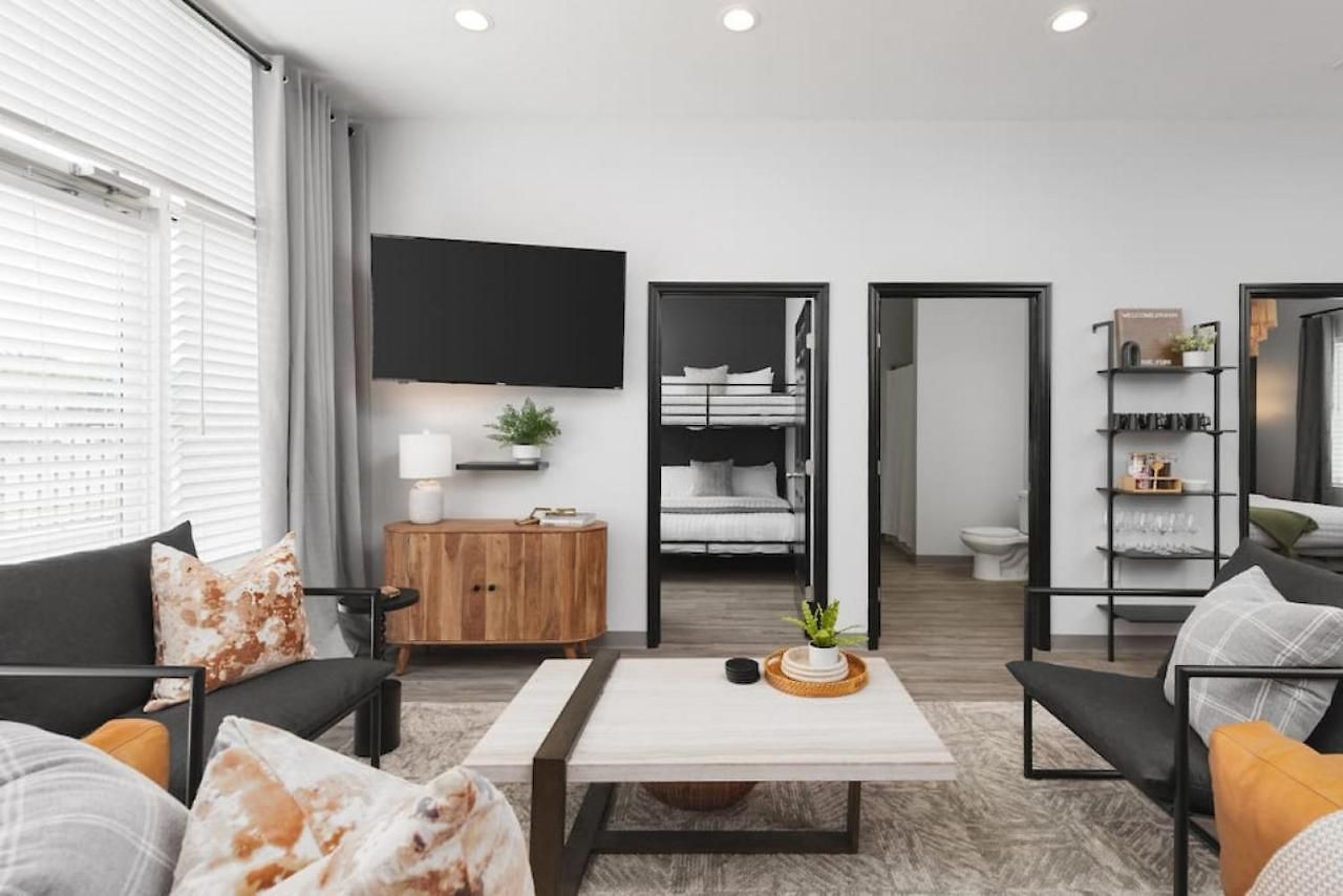 Modern Comfort Only 2 Mile To Downtown Broadway *