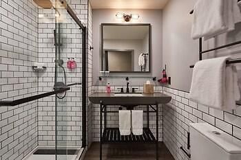 Moxy Vanderbilt Area 3*