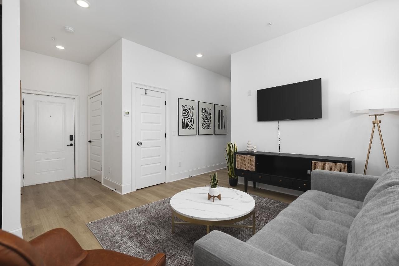 Near Downtown Broadway & Stadium - Free Parking Apartment *