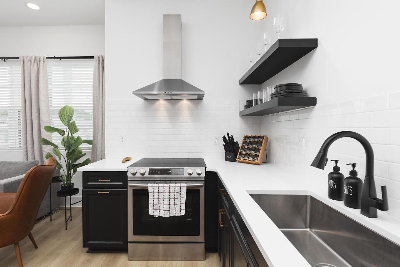 Apartment Near Downtown Broadway & Stadium - Free Parking *