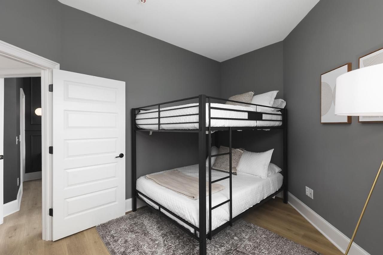 Near Downtown Broadway & Stadium - Free Parking Apartment *
