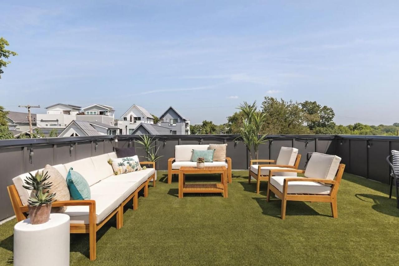 Huge Rooftop Patio At Stunning Spacious House