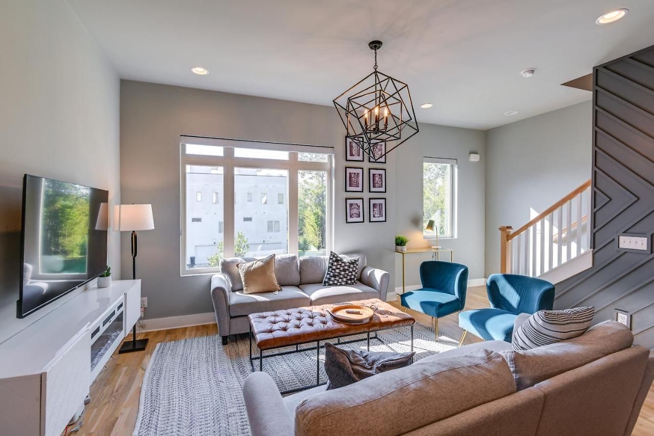 Townhome W/ Rooftop Balcony & Game Room! Holiday home