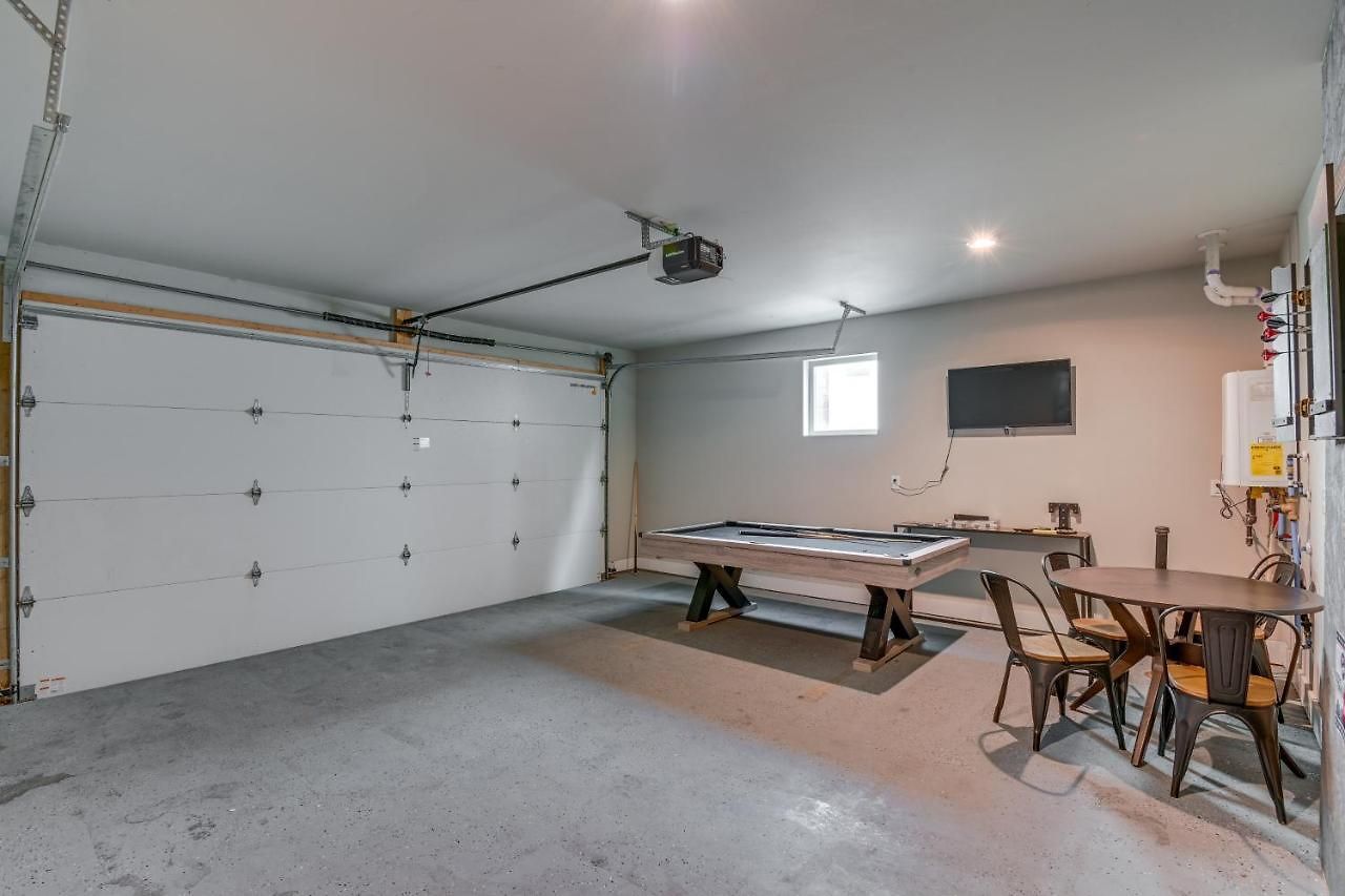 Townhome W/ Rooftop Balcony & Game Room! *