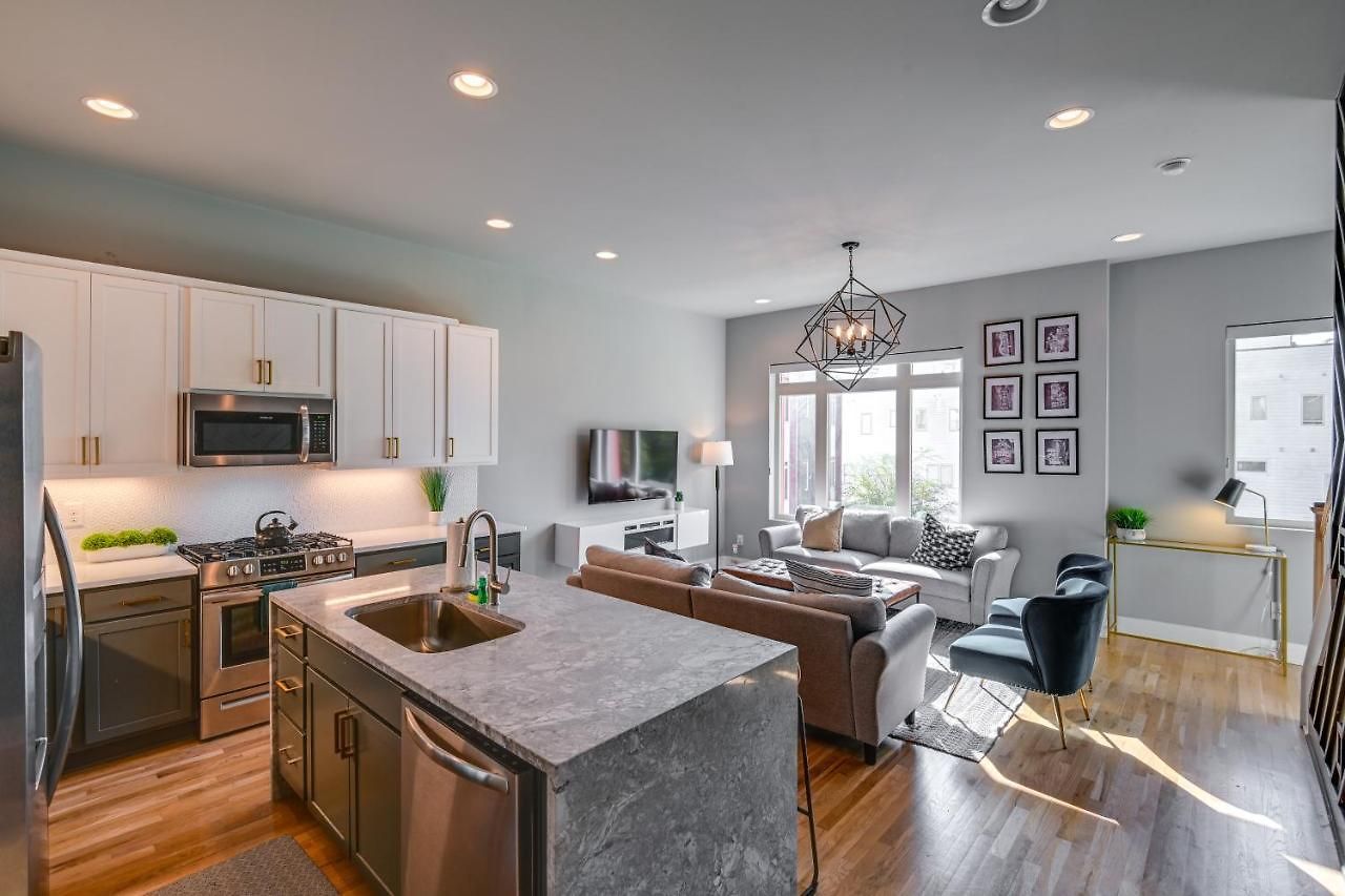 Townhome W/ Rooftop Balcony & Game Room! Holiday home *