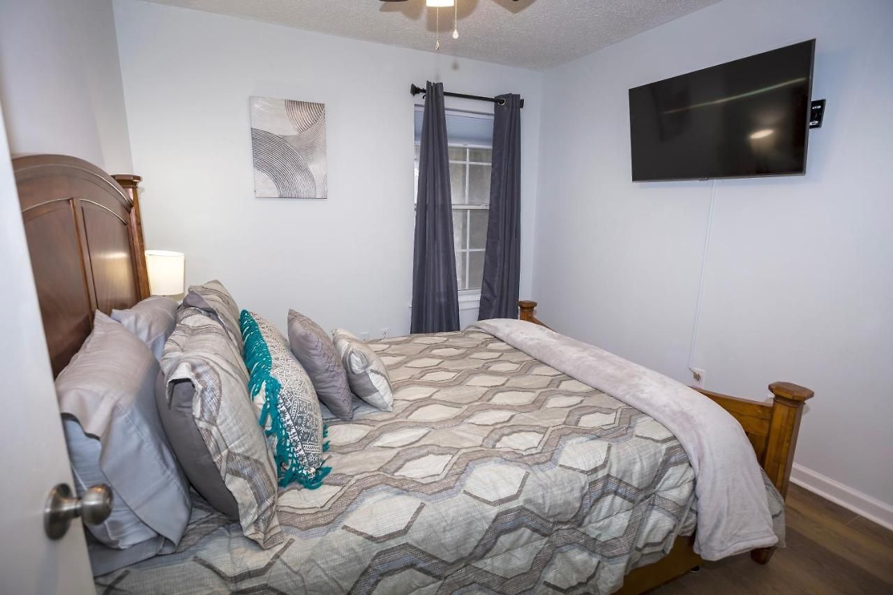 Elegant 3 Bedroom With Free Parking And Balcony Apartment