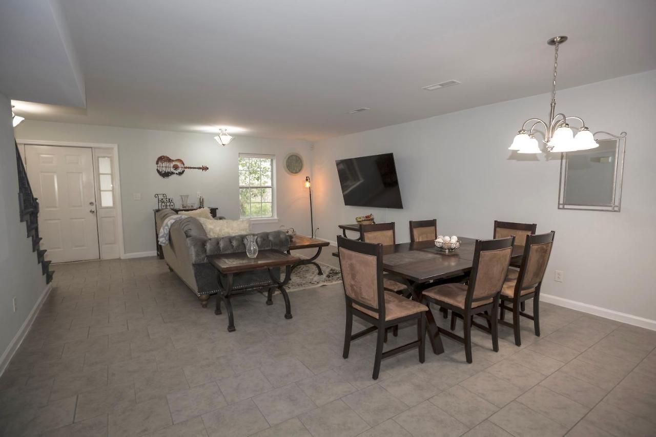 Elegant 3 Bedroom With Free Parking And Balcony Apartment Nashville