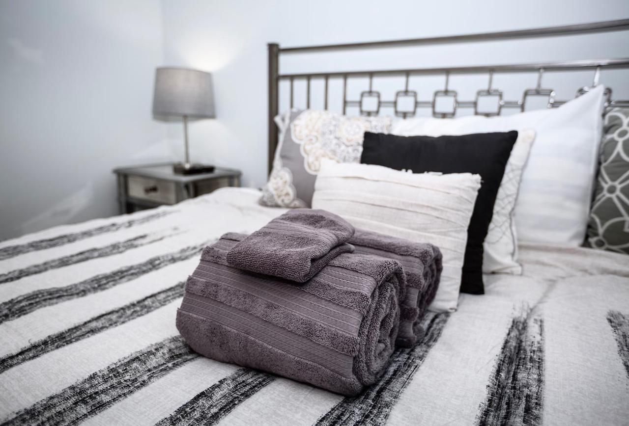 Elegant 3 Bedroom With Free Parking And Balcony Apartment