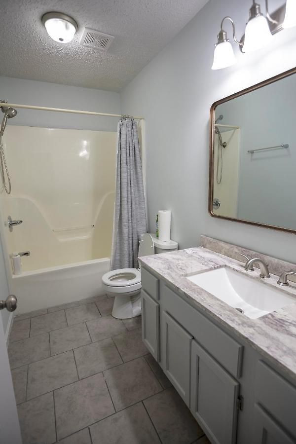 Elegant 3 Bedroom With Free Parking And Balcony