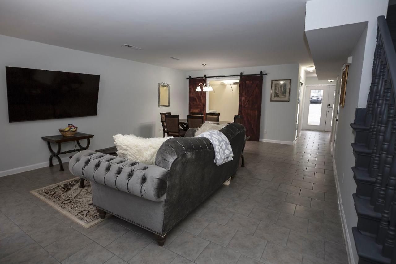 Elegant 3 Bedroom With Free Parking And Balcony Apartment *